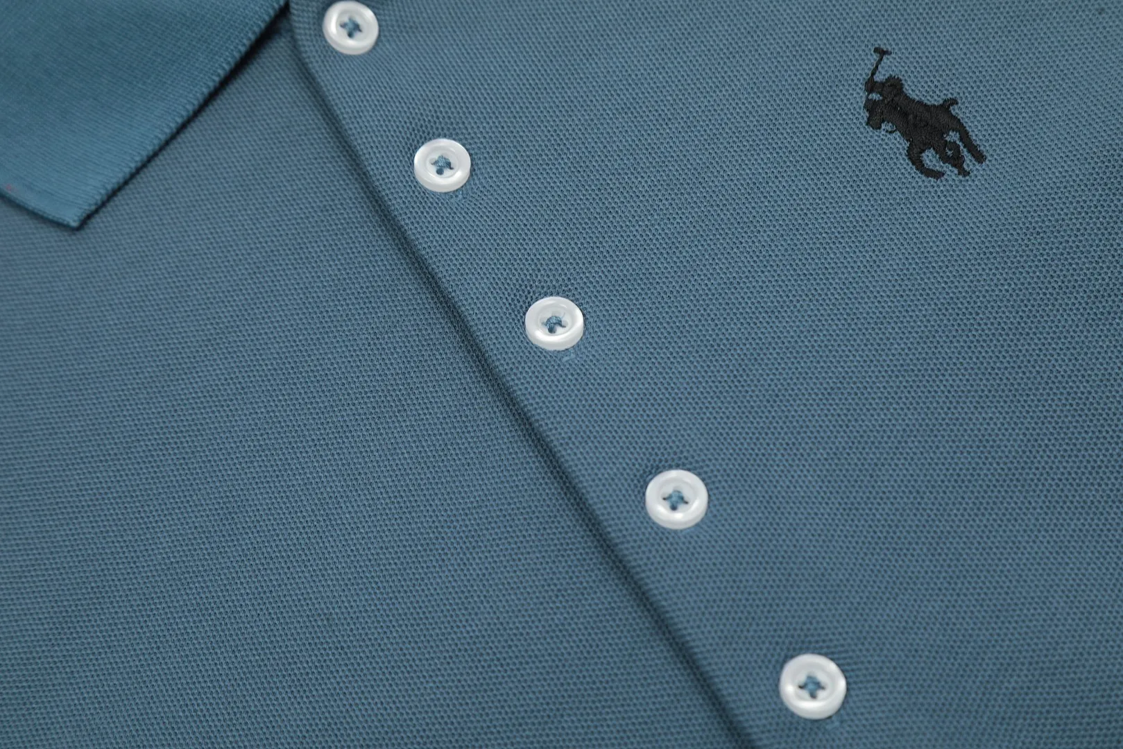 🅿️152 "Top quality" Style number: DS004# (not off the shelves all year round) [Ralph Lauren classic pony embroidered lapels women's slim fit POLO short sleeves] ✅Ralph Lauren Ralph Lauren classic basic women's all-match slim fit POLO short sleeves ✅Main supplier platform live broadcast Wholesale entities Replenish when out of stock Not off the shelves ✅ZP quality 1:1 pattern making Scan the code to enter the GF website Z cabinet quality ✅Details and quality are the only one in Guangzhou. Imported pique fabrics focus on high-end and cost-effective. Needless to say good quality. ✅The version is restored to the original order. The maximum size can be worn up to 130 pounds. Loose, comfortable and stress-free.